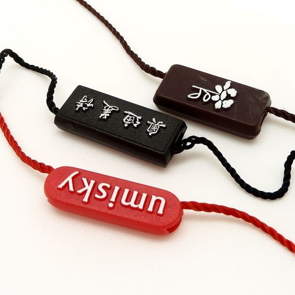 廠家直銷新款通用服裝吊粒吊繩 塑料商標(biāo)吊?？擅赓M(fèi)logo設(shè)計(jì)